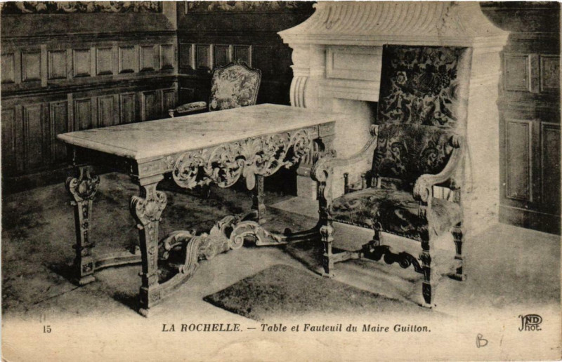 Carte postale ancienne La Rochelle Table et Fauteuil du Maire Guitton à La Rochelle