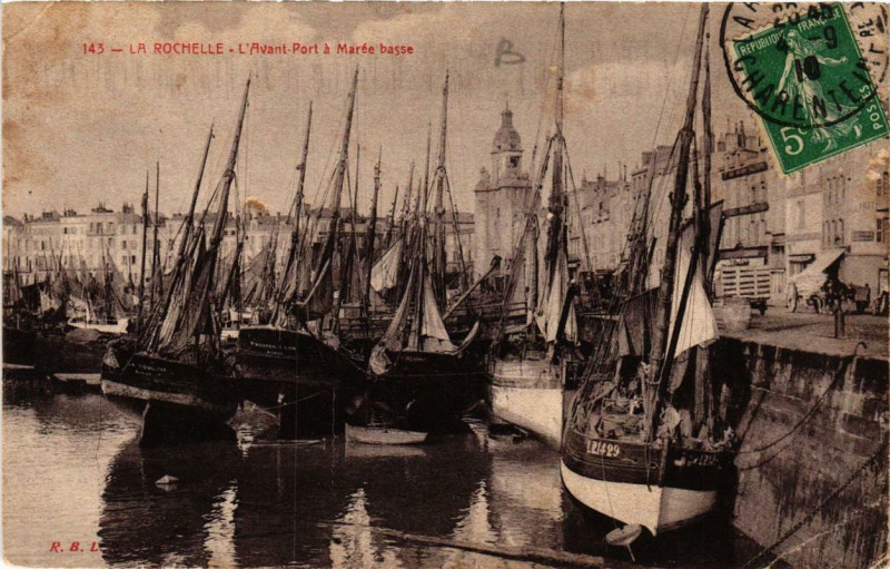 Carte postale ancienne La Rochelle Avant Port a Marée basse à La Rochelle