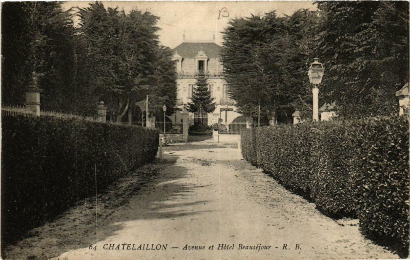 Carte postale ancienne Chatellaillon Avenue et Hotel Beauséjour