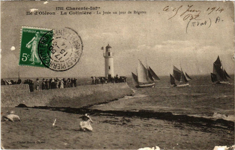 Carte postale ancienne Ile-d'Oleron La Cotiniere. La Jetée un jour de Régates