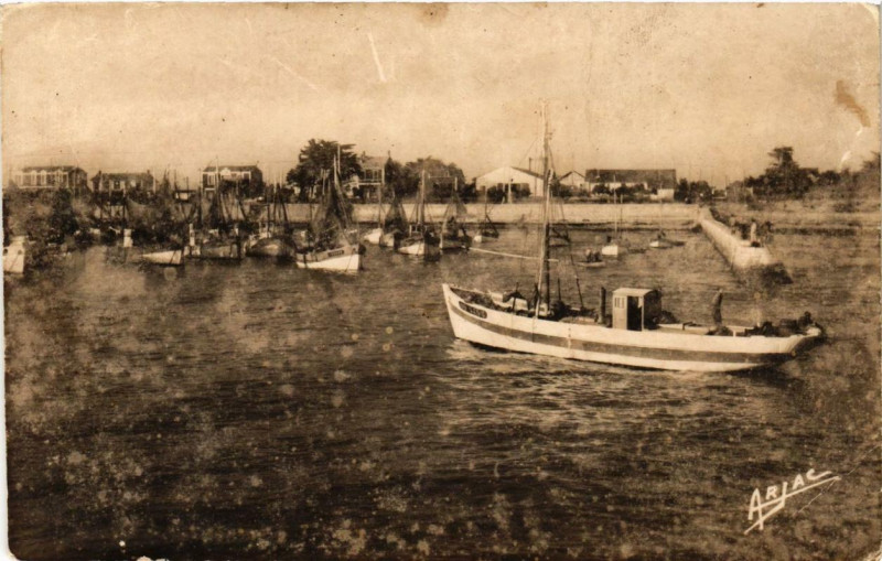 Carte postale ancienne Ile-d'Oleron La Cotiniere. Le Port