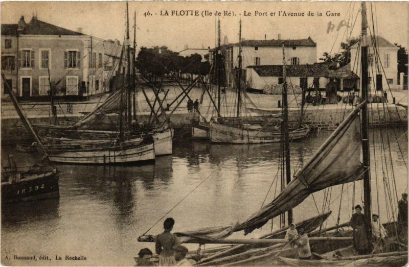 Carte postale ancienne Ile-de-Re La Flotte. Le Port et Avenue de la Gare à La Flotte