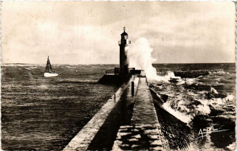 Carte postale ancienne Ile-d'Oleron La Cotiniere. La Jetée par gros temps