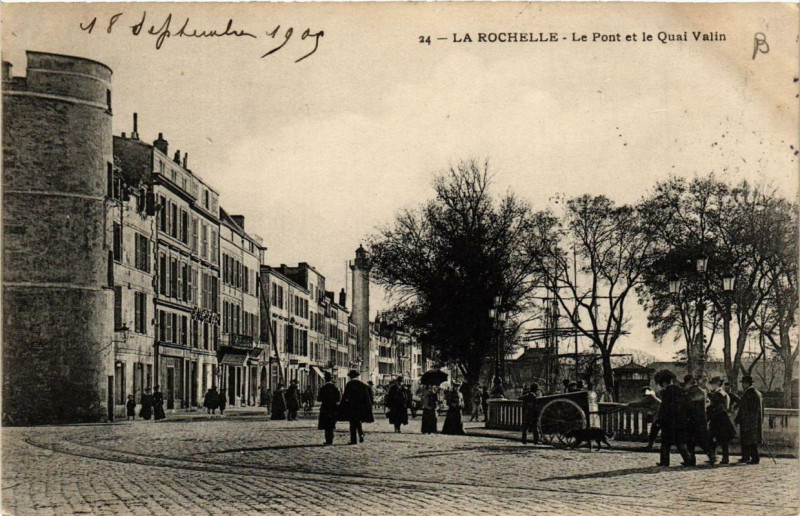 Carte postale ancienne La Rochelle Le Pont et le Quai Valin à La Rochelle