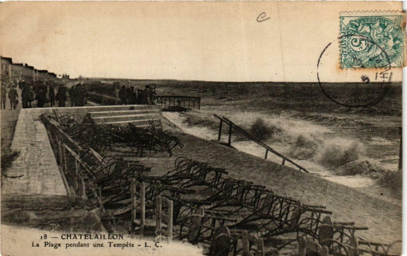 Carte postale ancienne Chatellaillon La Plage pendant une Tempete
