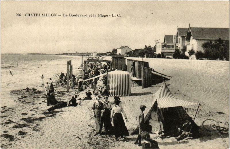 Carte postale ancienne Chatellaillon Le Boulevard et la Plage