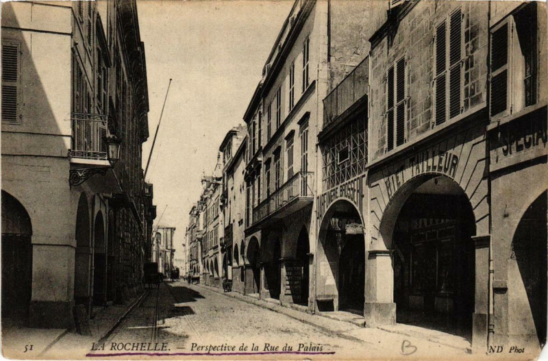 Carte postale ancienne La Rochelle Perspective de la Rue du Palais à La Rochelle