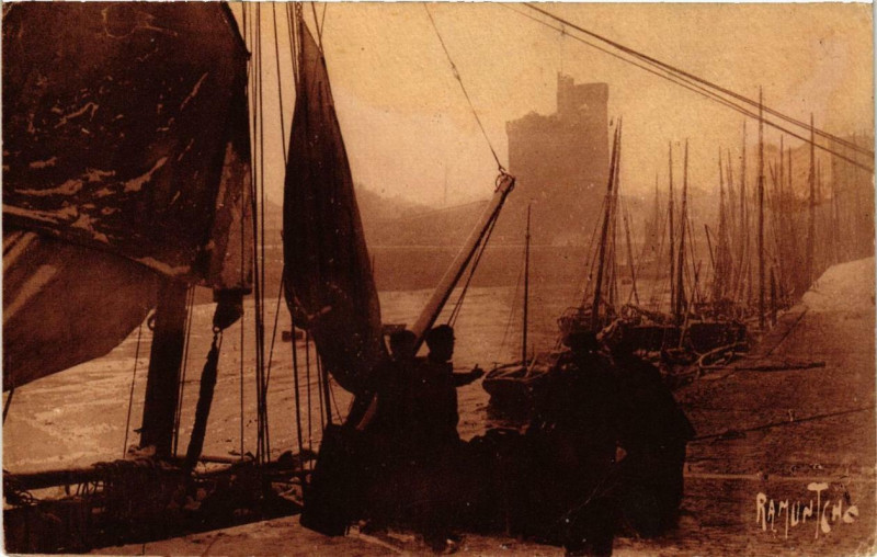Carte postale ancienne Sortie du Port de La Rochelle à La Rochelle