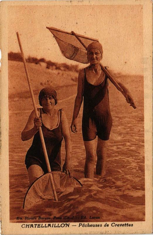 Carte postale ancienne Chatellaillon Pecheuses de Crevettes