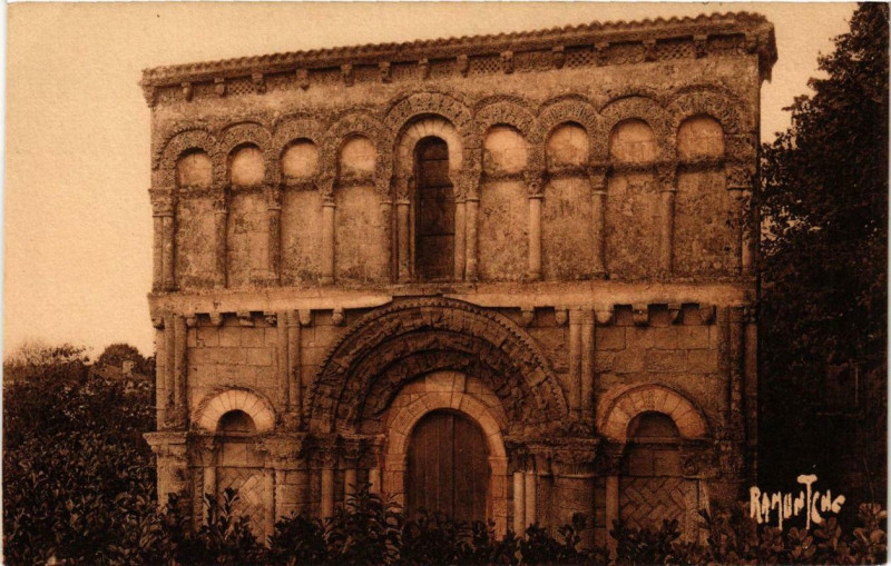 Carte postale ancienne Curieuse facade de l'Eglise romane d'Echillais