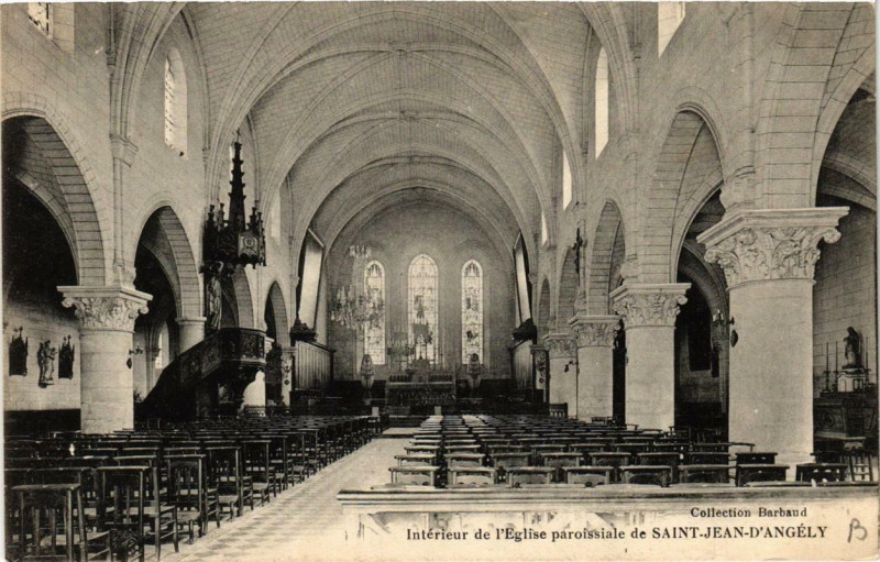 Carte postale ancienne Intérieur de l'Eglise paroissiale de