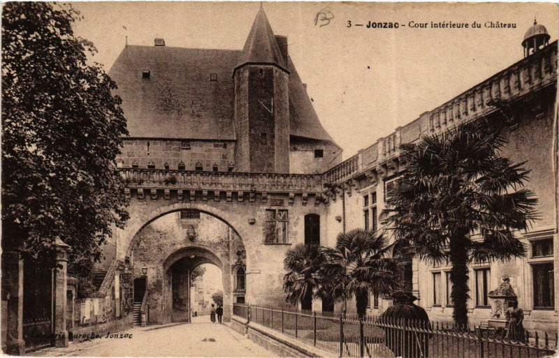 Carte postale ancienne Jonzac Cour intérieure du Chateau à Jonzac