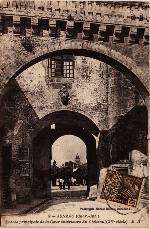 Carte postale ancienne Jonzac Entrée principale de la cour intérieure du Chateau à Jonzac
