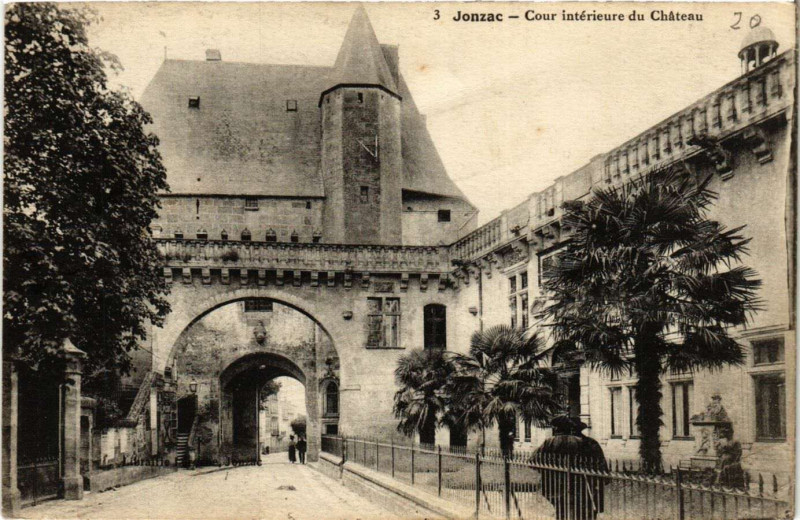 Carte postale ancienne Jonzac - Cour Intérieure du Chateau à Jonzac