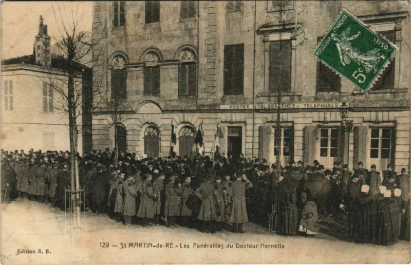 Carte postale ancienne Saint-Martin-de-Re Les Funérailles du Docteur Hernette à Saint-Martin-de-Ré