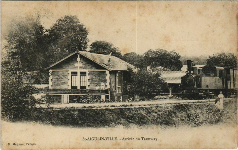 Carte postale ancienne Saint-Aigulin-Ville Arrivée du Tramway à Saint-Aigulin