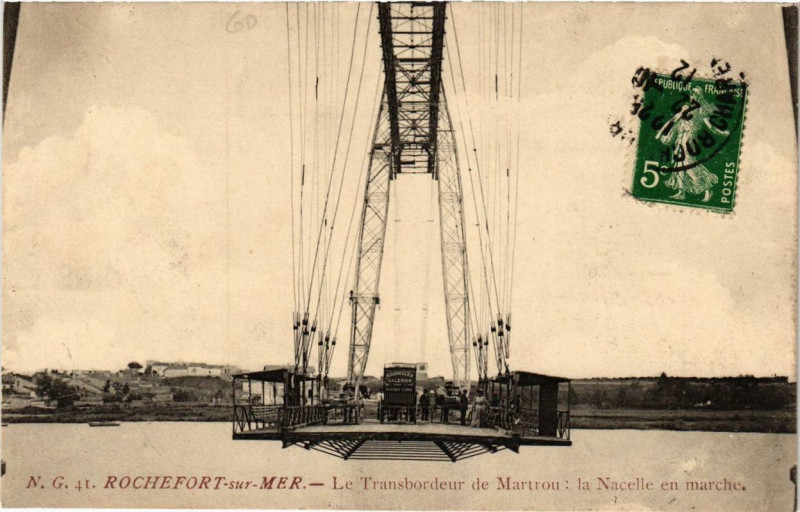 Carte postale ancienne Rochefort-sur-Mer Le Transbordeur de Martrou. Nacelle en marche à Rochefort
