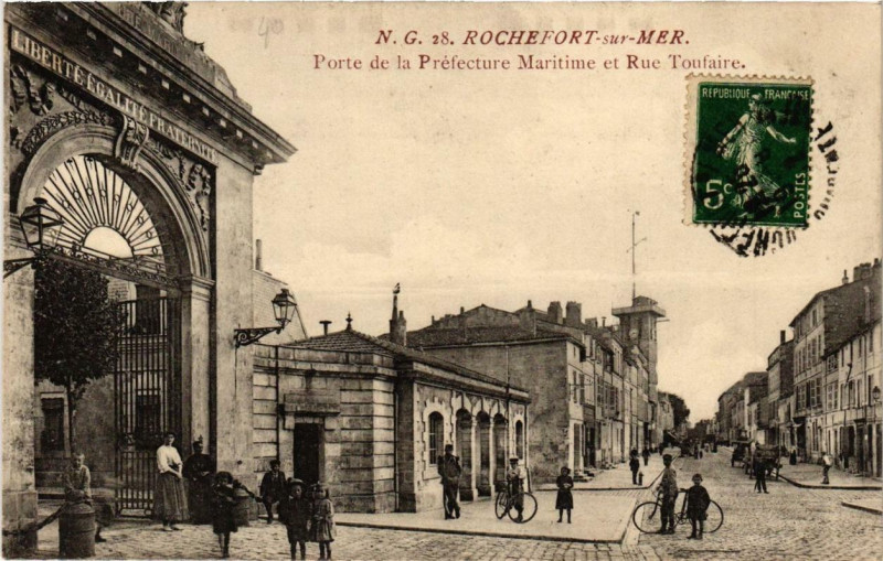 Carte postale ancienne Rochefort-sur-Mer Porte de la Préfecture Maritime Rue Toufaire à Rochefort