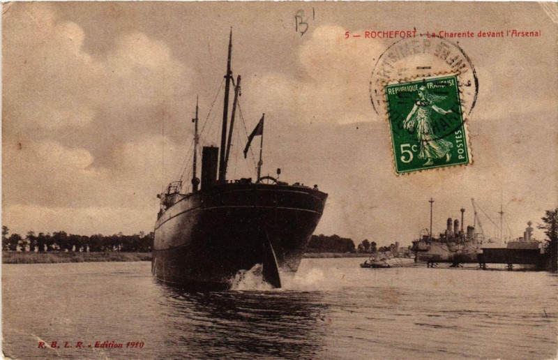 Carte postale ancienne Rochefort-sur-Mer La Charente devant l'Arsenal à Rochefort