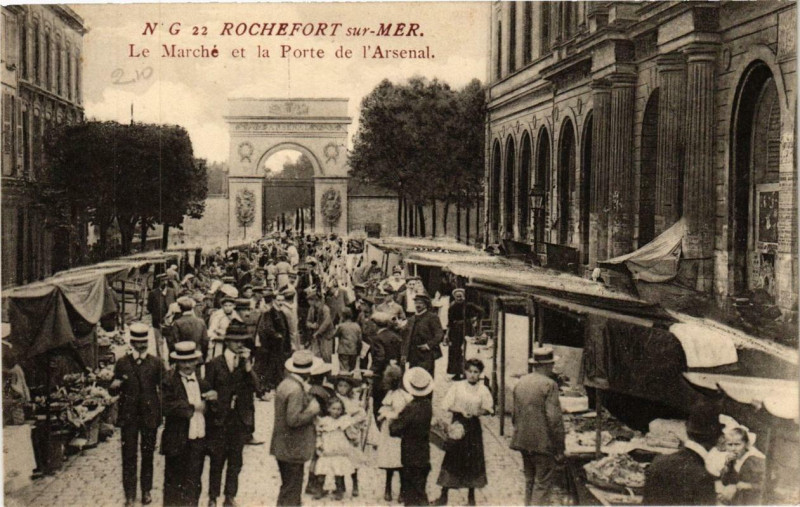 Carte postale ancienne Rochefort-sur-Mer Le Marché et la Porte de l'Arsenal à Rochefort
