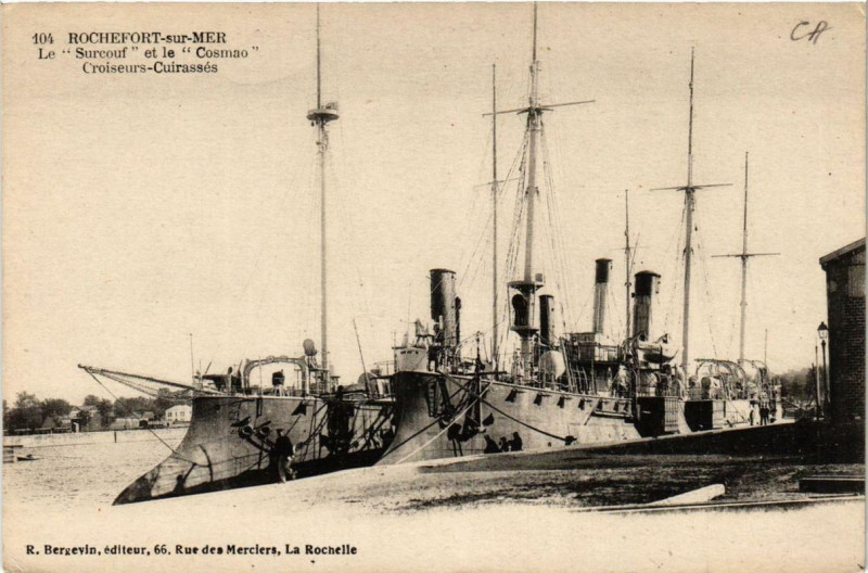 Carte postale ancienne Rochefort-sur-Mer Le Surcouf et le Cosmao Croiseurs Cuirassés à Rochefort