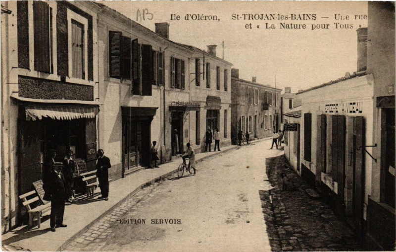 Carte postale ancienne Ile-d'Oleron Saint-Trojan-les-Bains une rue et La Nature pour Tous à Saint-Trojan-les-Bains