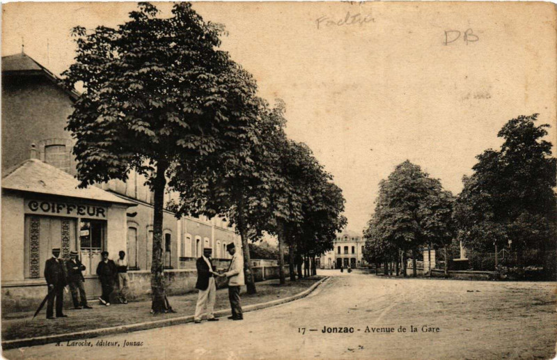 Carte postale ancienne Jonzac - Avenue de la Gare à Jonzac