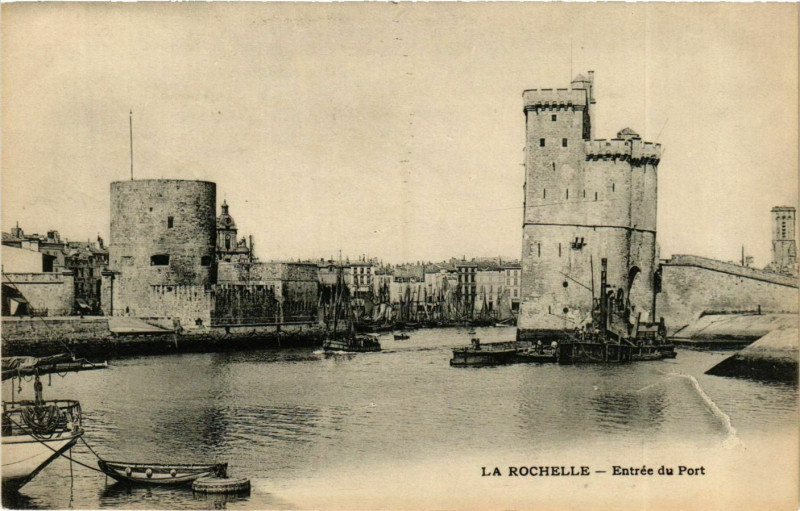 Carte postale ancienne La Rochelle - Entrée du Port à La Rochelle