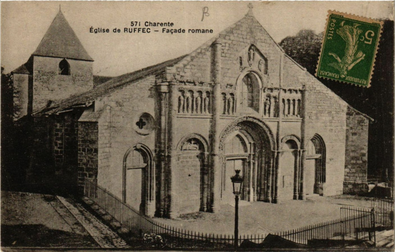 Carte postale ancienne Charente - Eglise de Ruffec - Facade romane à Ruffec