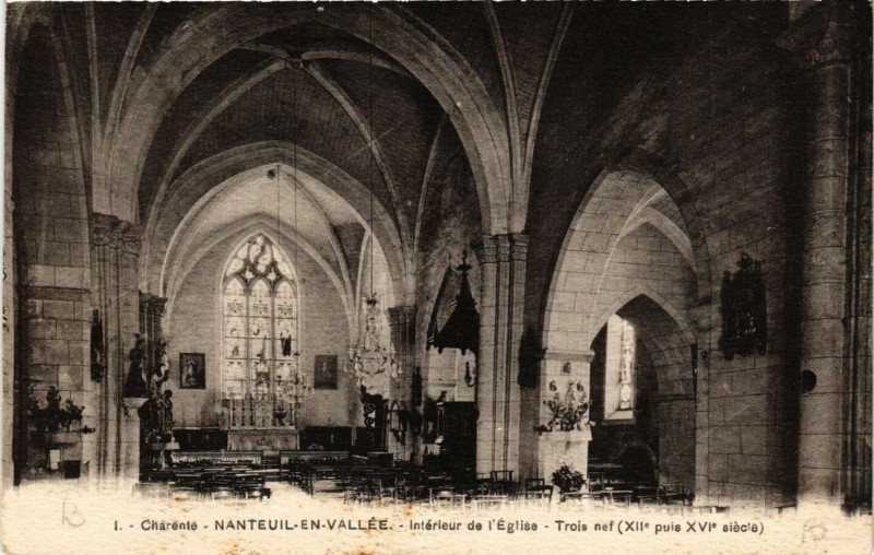 Carte postale ancienne Charente Nanteuil-en-Vallee Intérieur du l'Eglise Trois nef à Nanteuil-en-Vallée