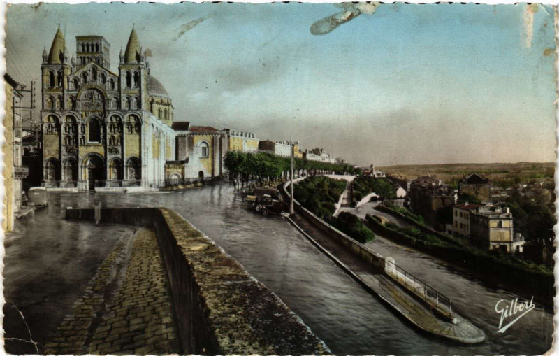 Carte postale ancienne Angouleme - La Cathédrale Saint-Pierre Xii s. et les remparts à Angoulême