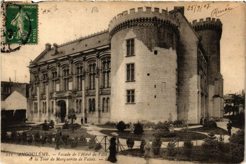 Carte postale ancienne Angouleme Facade de l'Hotel de Ville la Tour de Marguerite de à Angoulême