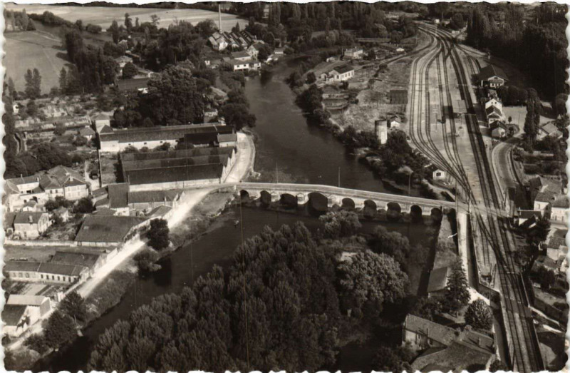 Carte postale ancienne Chateau Uf-sur-Charente (Chte) Pont sur la Charente et la