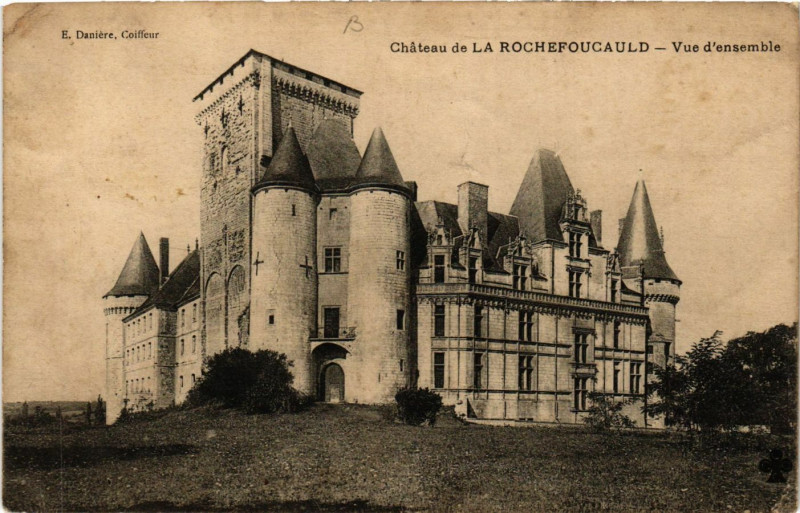 Carte postale ancienne Chateau de La Rochefoucauld - Vue d'ensemble