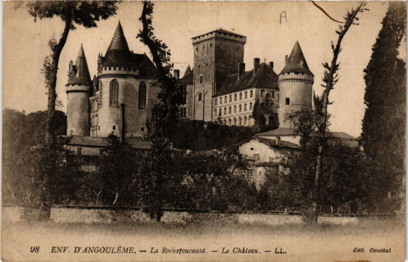Carte postale ancienne Env. d'Angouleme - La Rochefoucauld - Le Chateau