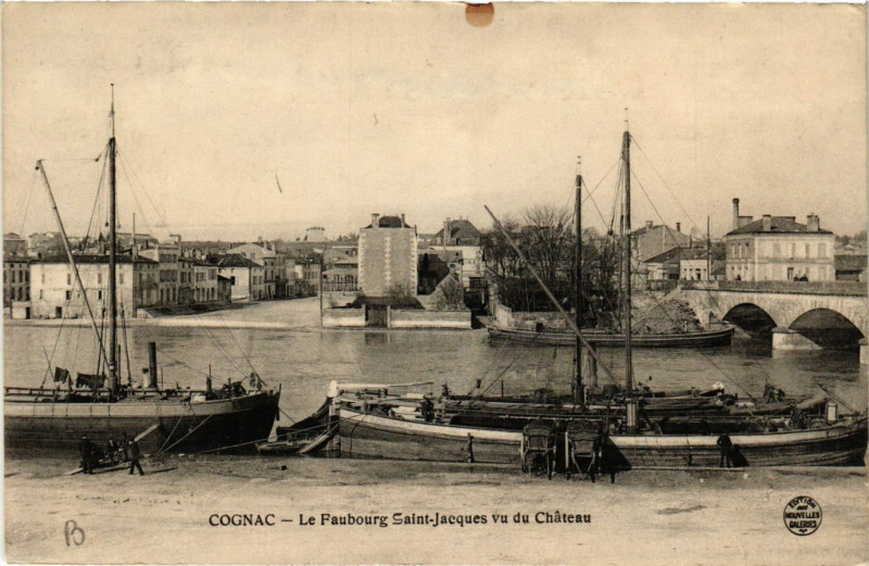 Carte postale ancienne Cognac - Le Faubourg Saint-Jacques vu du Chateau à Cognac