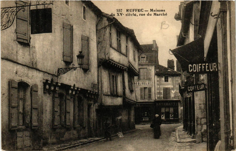Carte postale ancienne Ruffec - Maisons du Xv siecle rue de Marche à Ruffec