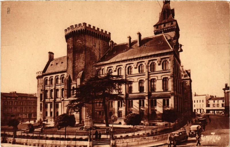Carte postale ancienne Hotel de Ville d'Angouleme