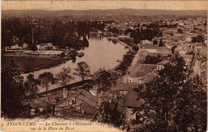 Carte postale ancienne Angouleme - La Charente a l'Houmeau vue de la Place du Palet à Angoulême