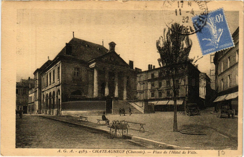 Carte postale ancienne Chateauneuf - Place de l'Hotel de Ville