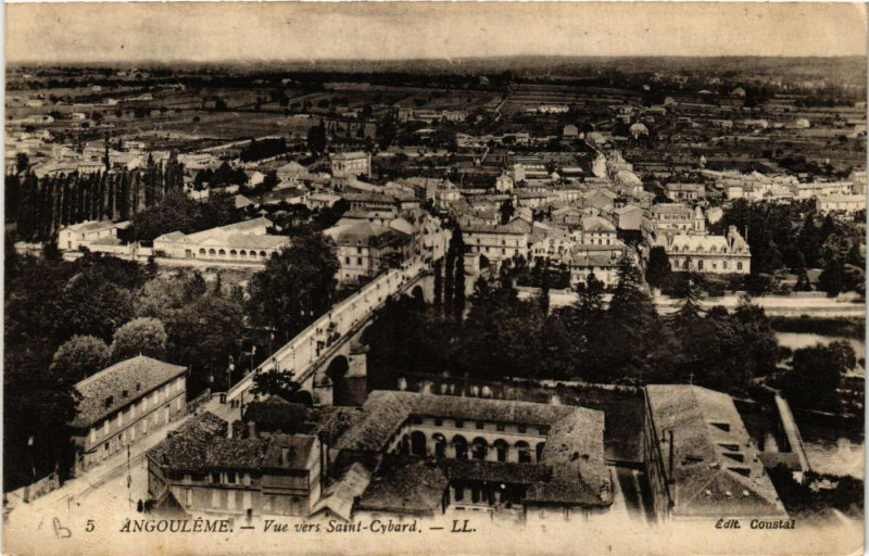 Carte postale ancienne Angouleme - Vue vers Saint-Cybard à Angoulême