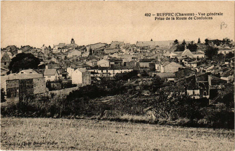 Carte postale ancienne Ruffec - Vue générale - Prise de la Route de Confolens à Ruffec