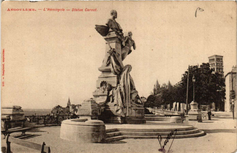 Carte postale ancienne L'Hémicycle - Statue Carnot à Angoulême