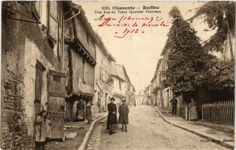 Carte postale ancienne Charente - Ruffec - Une Rue du Vieux Quartier Pontreau à Ruffec