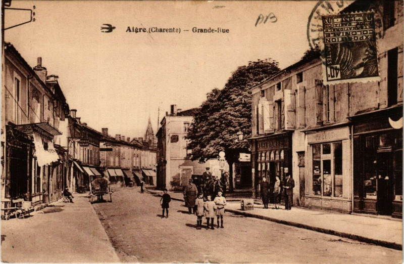 Carte postale ancienne Aigre - Grande-Rue à Aigre
