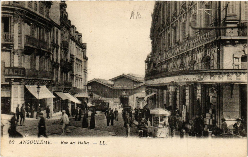 Carte postale ancienne Angouleme - Rue des Halles à Angoulême