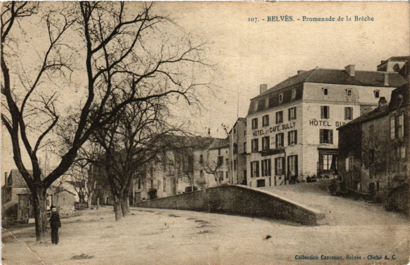 Carte postale ancienne Belves - Promenade de la Breche