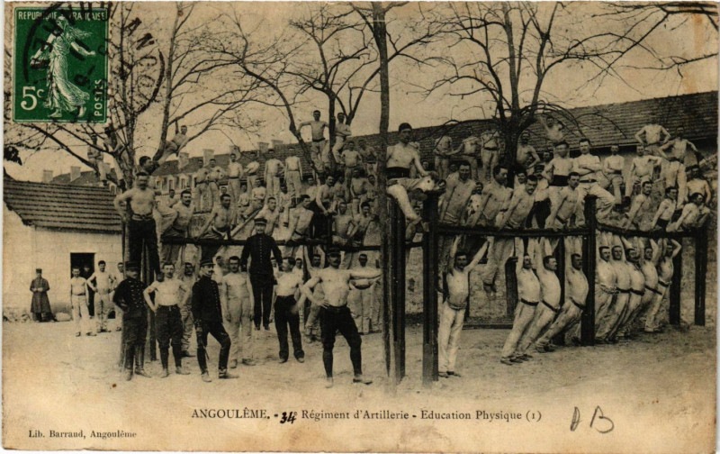 Carte postale ancienne Angouleme - Regiment d'Artillerie - Education Physique à Angoulême
