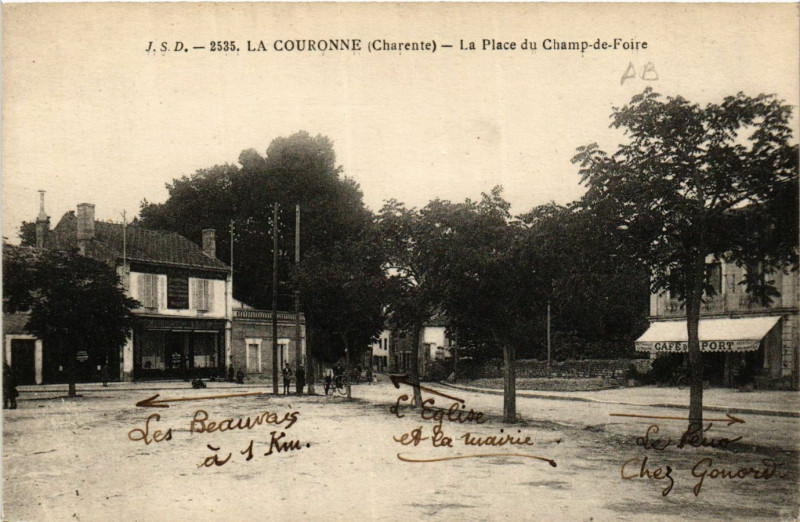Carte postale ancienne La Couronne - La Place du Champ-de-Foire à La Couronne
