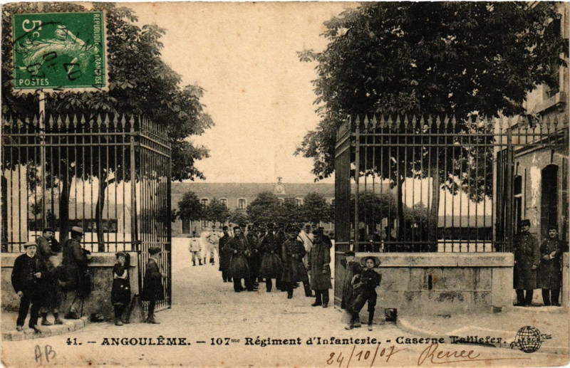 Carte postale ancienne Angouleme - Regiment d'Infanterie - Caserne Taillefer à Angoulême